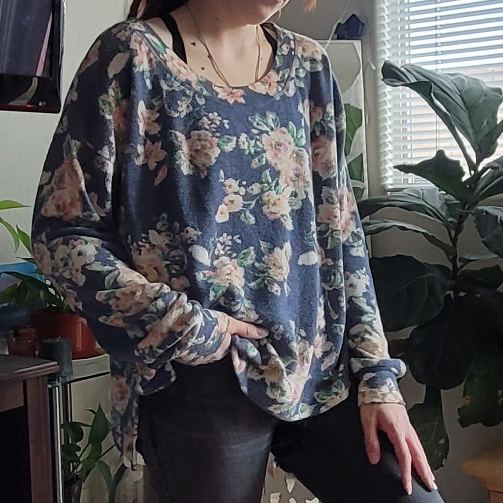 Floral oversized sweater, longlined frame